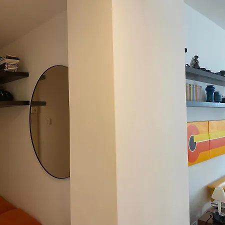 Bright Large In Milão